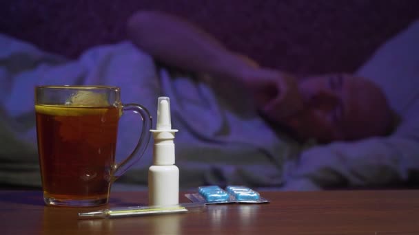 Ataque de tos severa del hombre enfermo en el hogar tratamiento — Vídeos de Stock