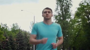 Spor giyim bölümünde koşan adam. Triatlondan önce antrenman. Triatloncu maratona hazır. Yarıştan sonra sıkı antrenman