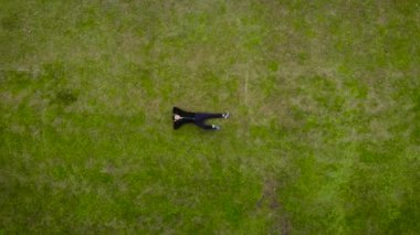 Spor dünyasının en iyi insansız hava aracı görüntüleri yazın yeşil çimlerde yatar ve huzurlu bir ruh hali içindedir.