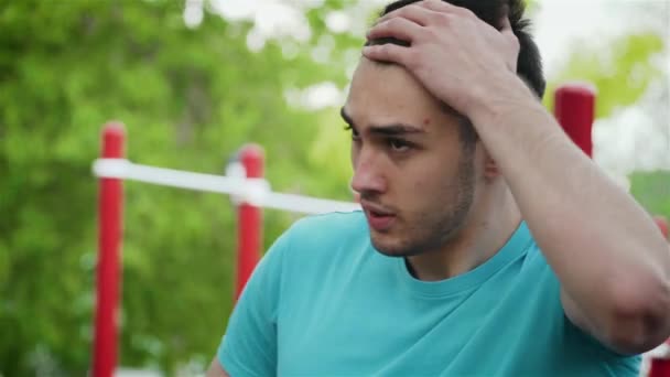 Втомився чоловік після виконання кардіо-тренувань тренувальні серветки пітніють від його брови — стокове відео