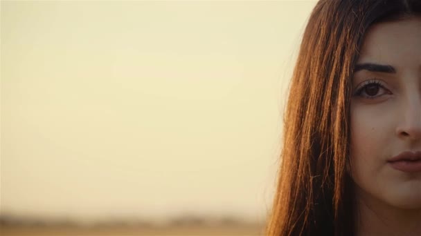 Retrato de linda mujer seriamente joven mirando a la cámara y mostrando media cara con lugar para colocar descripción o título — Vídeo de stock