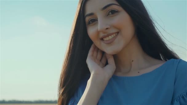 Retrato alegre mulher de negócios caucasiana sorrindo desfrutando de carreira bem sucedida na natureza — Vídeo de Stock