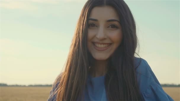 Портрет красивой белой молодой женщины, стоящей перед камерой и улыбающейся — стоковое видео