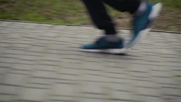 Jambes d'athlète en forme d'homme et jogging sur piste. Course triathlète, sprint et entraînement d'endurance pour l'entraînement cardio — Video