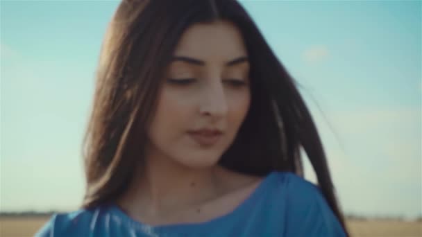 Porträt einer attraktiven lächelnden kaukasischen Ethnizität jungen Frau in ländlichen Umgebungen — Stockvideo