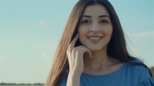 Porträt einer schönen gesunden Reisenden, die lächelt und die Natur unter blauem Himmel in Zeitlupe genießt — Stockvideo