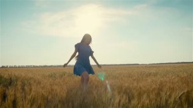 Kırsal kesimde tarımsal alanda koşuşturan çekici gülüşlü güzel bir kadın.