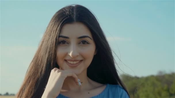Porträt schöne gemischte Rasse junge Frau lächelt und blickt mit freudiger Rührung in die Kamera — Stockvideo
