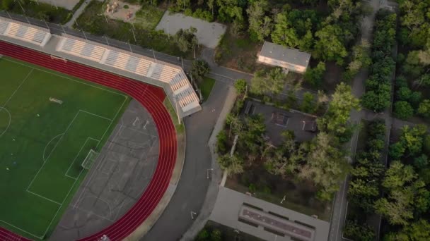 Vista aérea del estadio con jugadores de fútbol cerca del parque de la ciudad — Vídeos de Stock
