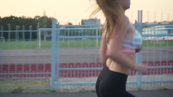 Attraktive junge Sportlerin beim Joggen in der Stadt mit gesundem Fitness-Lebensstil — Stockvideo