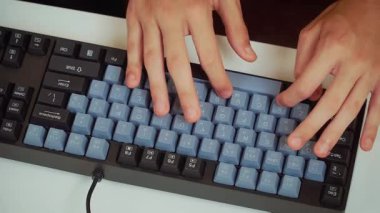 Parmaklar bilgisayar klavyesinde yazıyor. Bilgisayar klavyesinde tanımlanamayan kişi tuşlara basıyor. Eller masaüstü klavyesinde düğme kullanıyor. Modern daktilo cihazıyla aktif olarak çalışan insanlar