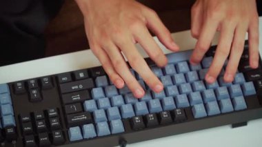 Eller bilgisayar klavyesinde daktilo ediyor. Bilgisayar klavyesinde tanımlanamayan kişi tuşlara basıyor. Masaüstü klavyesindeki tuşları kullanan parmaklar. İnsan işletim yazma aygıtı