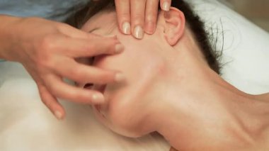 Rahatlamak ve sakinleşmek için yanaklara masaj yapıyorum. Denge ve ahengi arttırmak için nazikçe yüz kaslarına dokun. Yenilenmeyi ve barışı teşvik etmek için rahatlatıcı bir cilt. Ruhani refah ve sükunet için enerji akışı teknikleri uygulanıyor