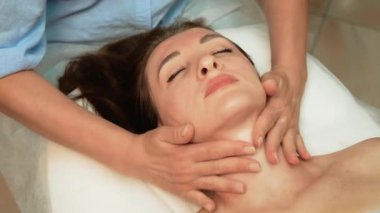 Rahatlamak ve dengeyi sağlamak için boyun bölgesine masaj yapıyorum. Masöz, sakinleştirici ve canlandırıcı etkileri arttırmak için nazikçe boyun üzerinde çalışıyor. Terapist, uyum ve barışı geliştirmek için üst vücuda odaklanıyor. Uzman ruhsal refah için yatıştırıcı masaj ve