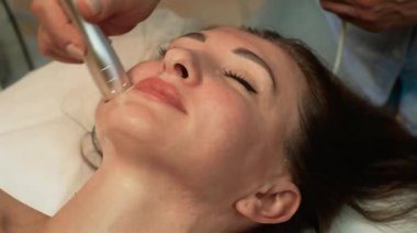 Lüks estetik kliniğinde kadın yüz masajı uzmanı. Ultrasound yağ azaltma, yüksek frekanslı yüz terapisi. Deri geliştirme, yüz sağlamlaştırma, yaşlı müşteriler için yaş düzeltme yöntemi, estetik tedavi