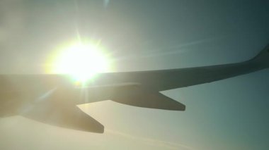 Güneş ışığını engellemek için uçak bankacılığı, süzülerek yaklaşmak için manevra yapıyor. Uçak son hizada dönüyor, kanat yüzeyiyle güneşi gölgeliyor. Jet iniş yapmadan önce yönünü ayarlıyor, güneş ışınları boyunca alçalan yola doğru sallanıyor.