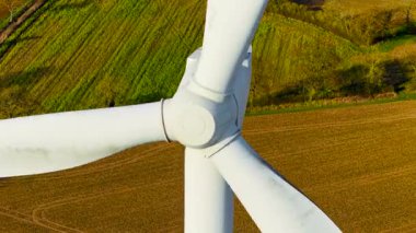 Modern yenilenebilir yakıt teknolojileri. Rüzgar türbini, ekolojik enerji sağlamak için rüzgar bıçaklarını döndürür. Dönen hava akışı bıçakları rüzgar çiftliğinde eko enerji üretiyor