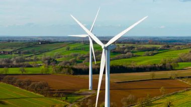Yeşil ve yenilenebilir enerji. Rüzgar türbini sürdürülebilir elektrik sağlamak için hareket ediyor. Yel değirmeni temiz enerji sağlamak için çalışıyor