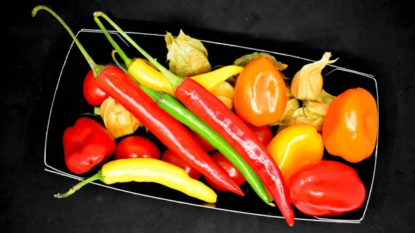 Mini Paprika Grön Gul Och Röd Varm Och Söt Svart — Stockfoto