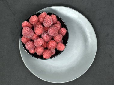 Kırmızı doğal ve taze ahududu.