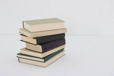 Beyaz arkaplan üzerine kitap yığını
