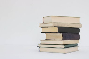 Beyaz arkaplan üzerine kitap yığını