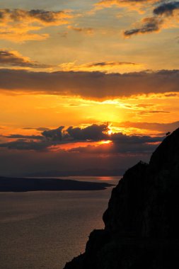 Adriyatik Denizi üzerinde gün batımı Biokovo dağından görüldü