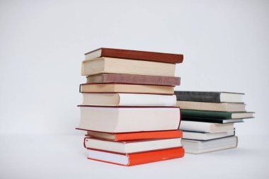 Beyaz arkaplan üzerine kitap yığını