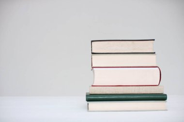 Beyaz arkaplan üzerine kitap yığını