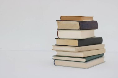 Beyaz arkaplan üzerine kitap yığını