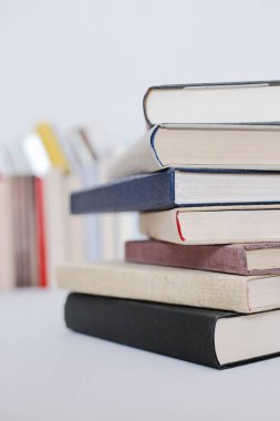 Kitaplar okul masasında.