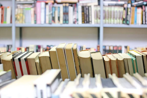 Libros Estante Biblioteca —  Fotos de Stock