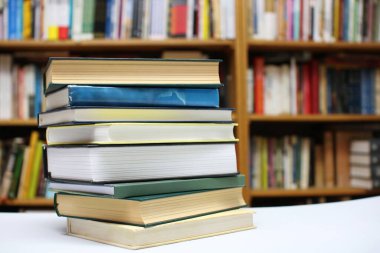 Kütüphanede kitap yığını