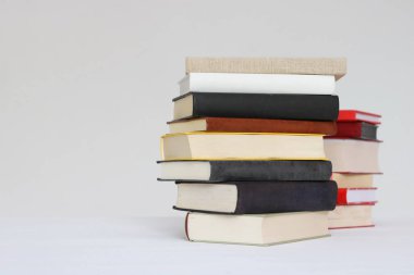 Beyaz arkaplan üzerine kitap yığını