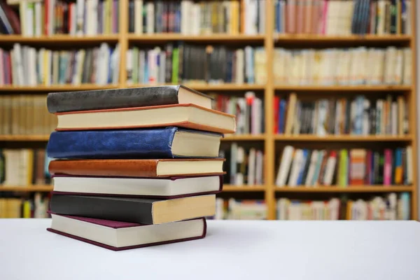 Kütüphanede kitap yığını
