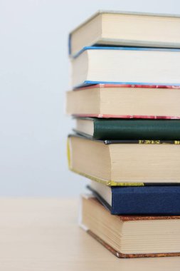Beyaz arkaplan üzerine kitap yığını