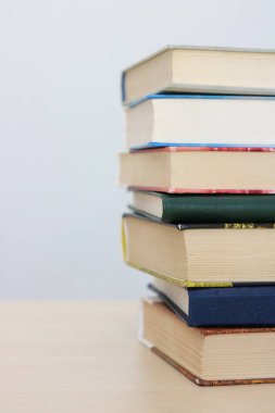 Beyaz arkaplan üzerine kitap yığını