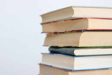 Beyaz arkaplan üzerine kitap yığını