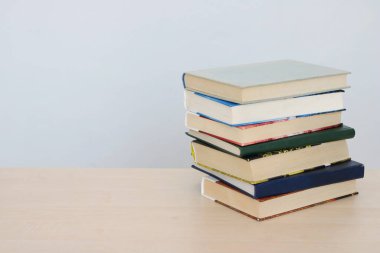 Beyaz arkaplan üzerine kitap yığını