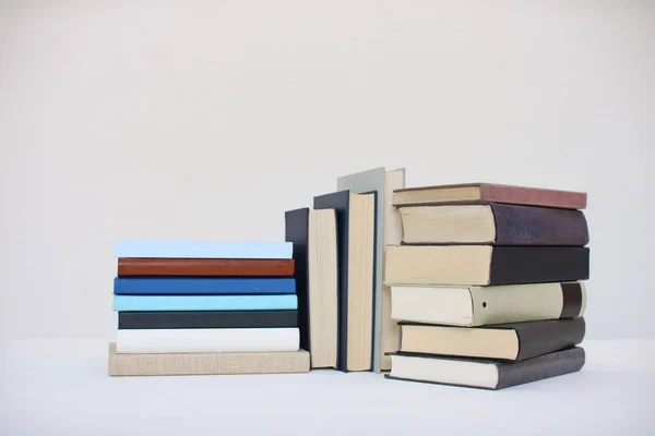 Beyaz arkaplan üzerine kitap yığını