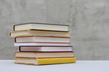 Gri arkaplan üzerine kitap yığını