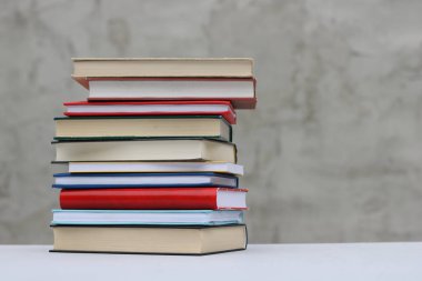 Gri arkaplan üzerine kitap yığını