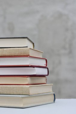 Gri arkaplan üzerine kitap yığını