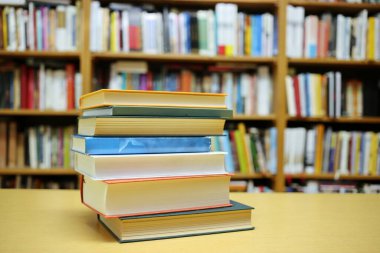 Kütüphanede kitap yığını