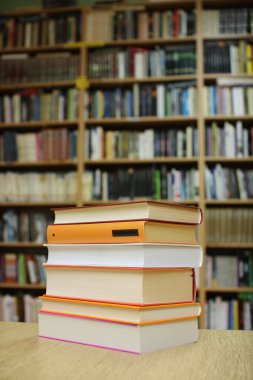 Kütüphanede kitap yığını