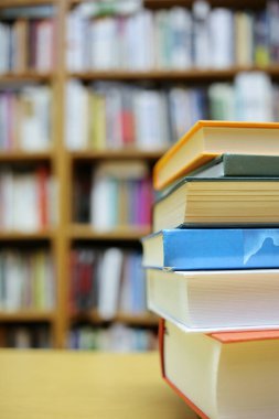 Kütüphanede kitap yığını