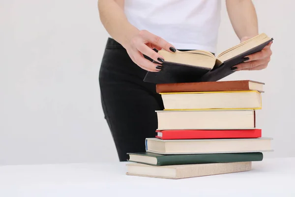 Uma Bela Jovem Estudante Segura Livros Suas Mãos — Fotografia de Stock