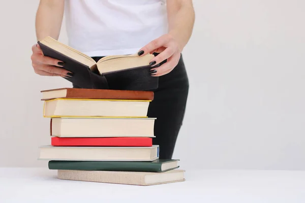 Uma Bela Jovem Estudante Segura Livros Suas Mãos — Fotografia de Stock