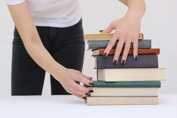 Uma Bela Jovem Estudante Segura Livros Suas Mãos — Fotografia de Stock