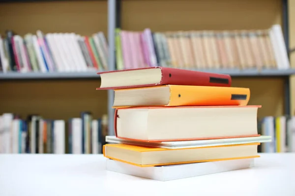 Kütüphanede kitap yığını